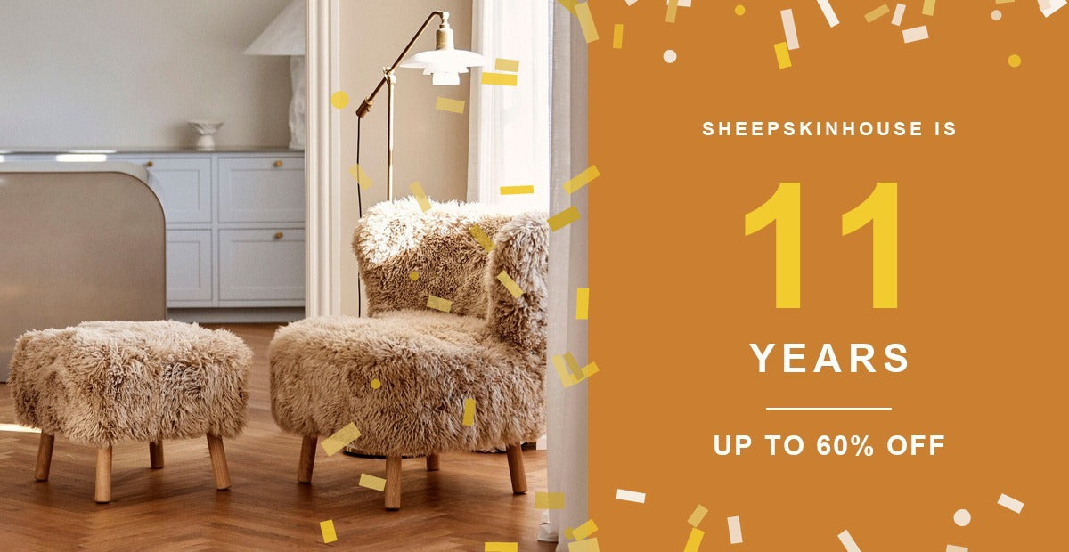 Sheepskinhouse ma 11 lat, rabaty do 60 procent. Kręcone owcze skóry na siedziskach w jasnej kuchni, ze złotym konfetti.