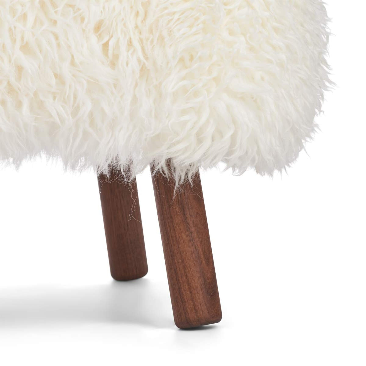 Fotel Wypoczynkowy Emil | Długa Wełna Śnieżnobiały / Nogi orzechowe