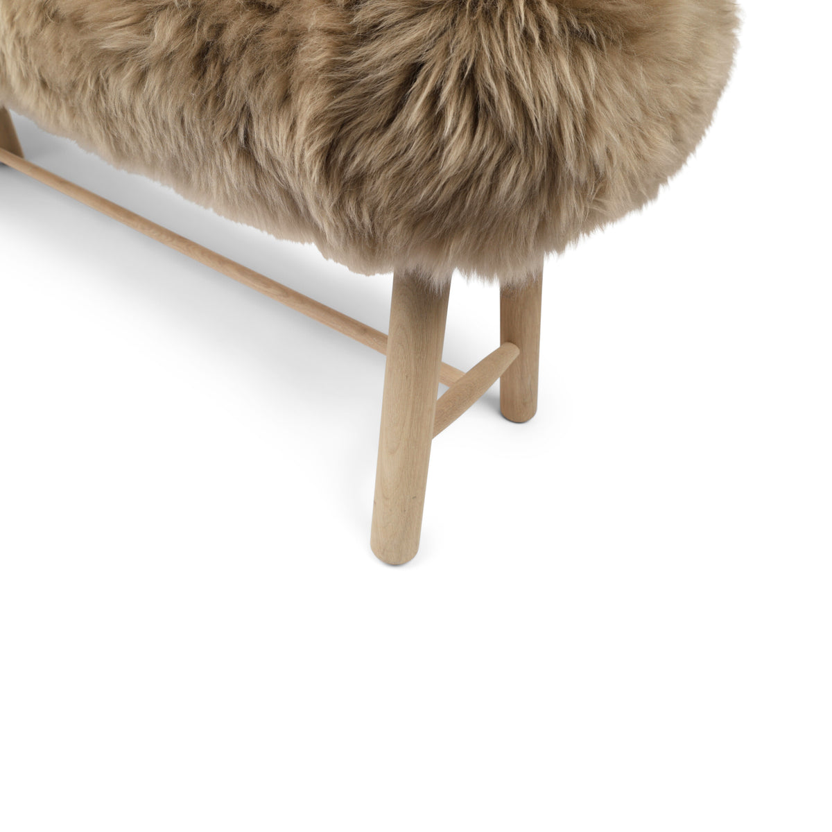 Ławka Theo | Owcza Skóra z Nowej Zelandii | Długa Wełna | 140x35x45 cm Taupe / Nogi dębowe